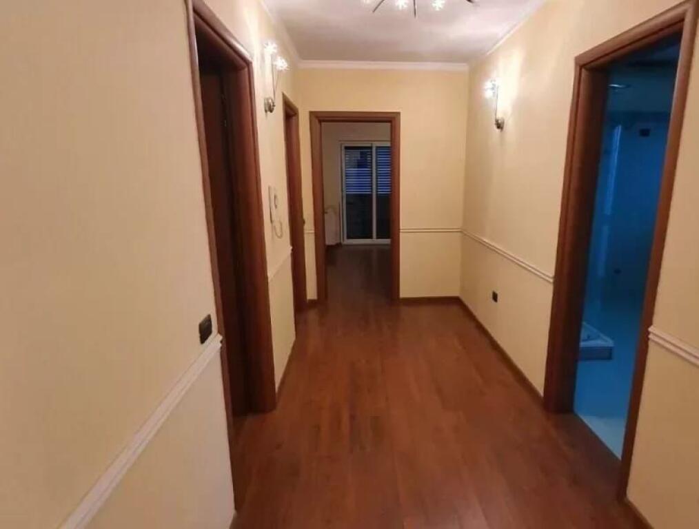 INVESTIM,Jepet me qera vile 3-kateshe ne ish-stacionin e fundit te Tiranes se re !!