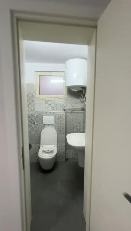 Villa su due piani in affitto di fronte al Ginnasio “Partizani”