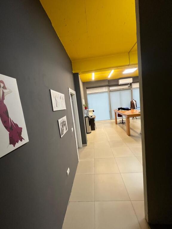 Shitet ambient biznesi-porti Durres