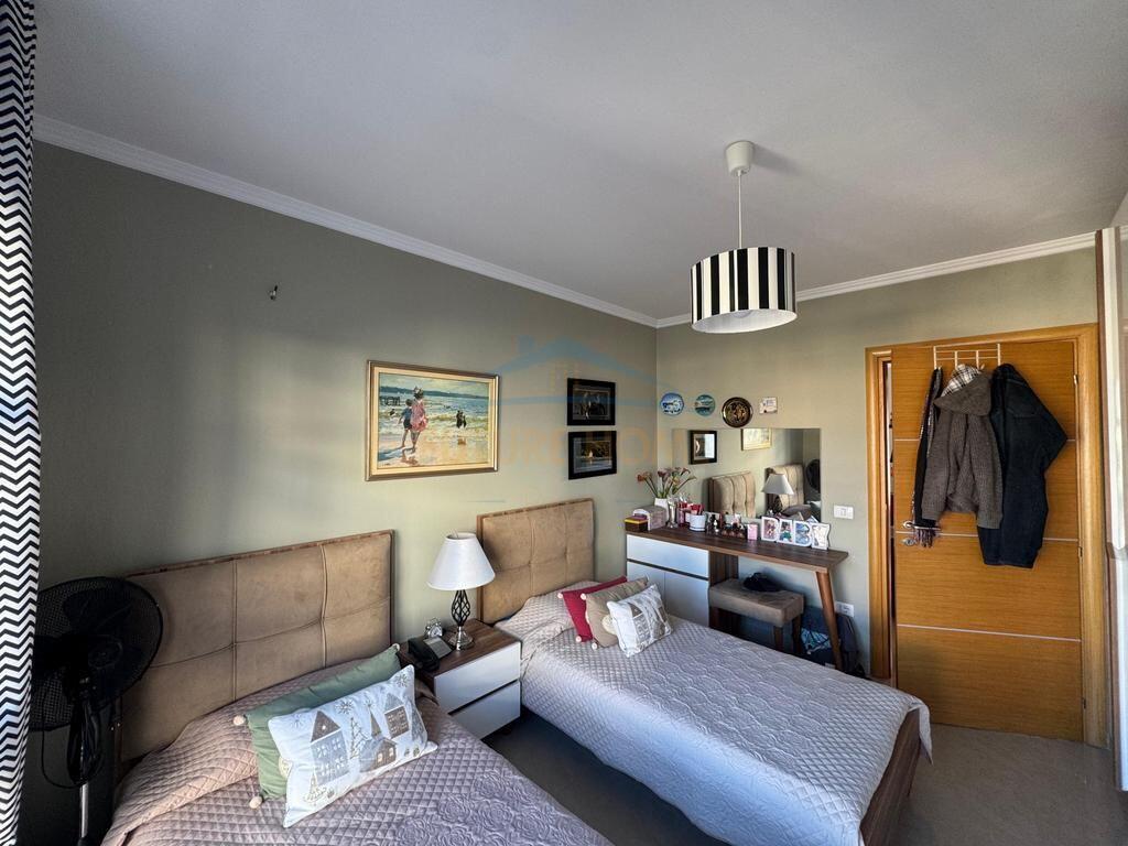 Shitet apartament 3+1+2 Rruga e Kosovareve