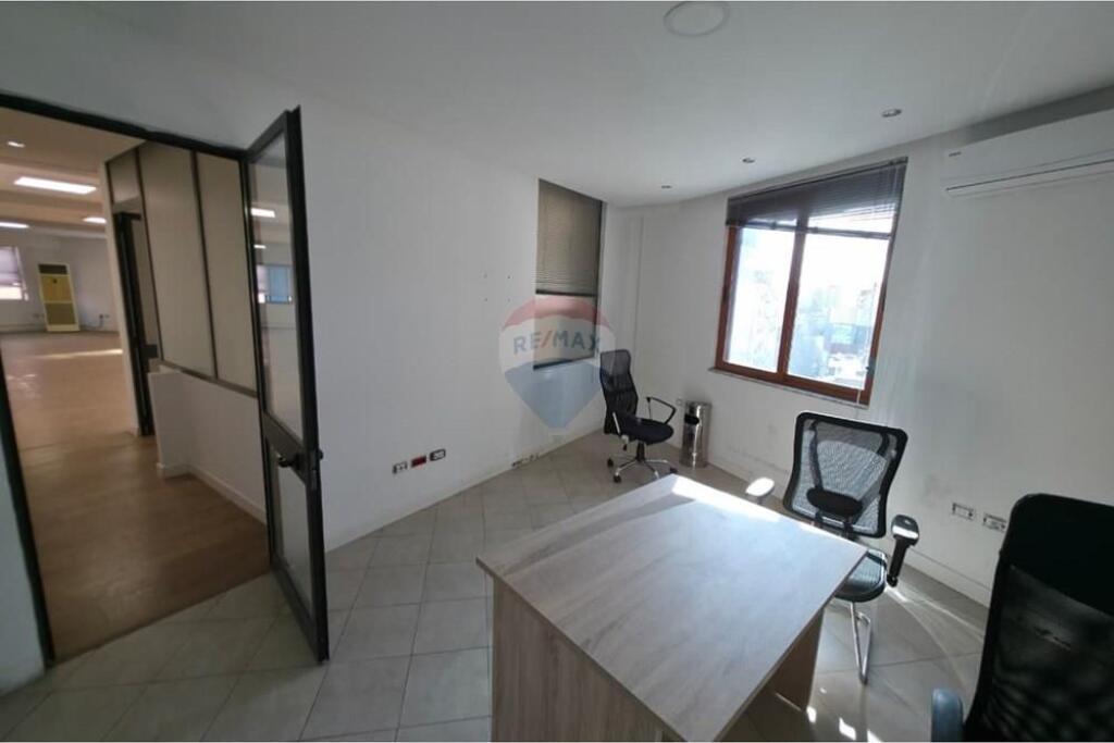 Zyrë me Qira – 370 m² te Usluga