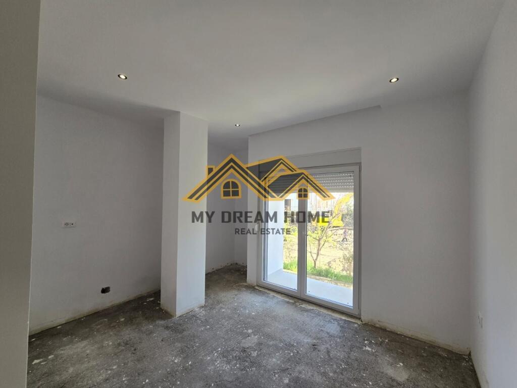 Apartament 2+1+2 Për Shitje në Golem!