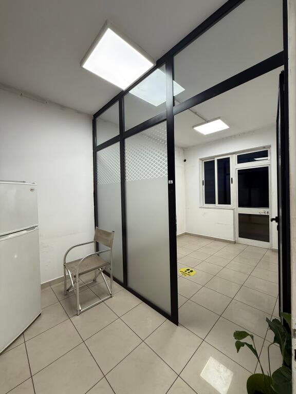 AMBIENT PËR ZYRA ME QERA, SHALLVARET, 240m2, 1500€/muaj