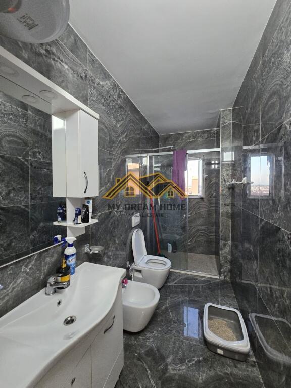 SHITET PAPAFINGO NE PLAZH-RROTA E KUQE!