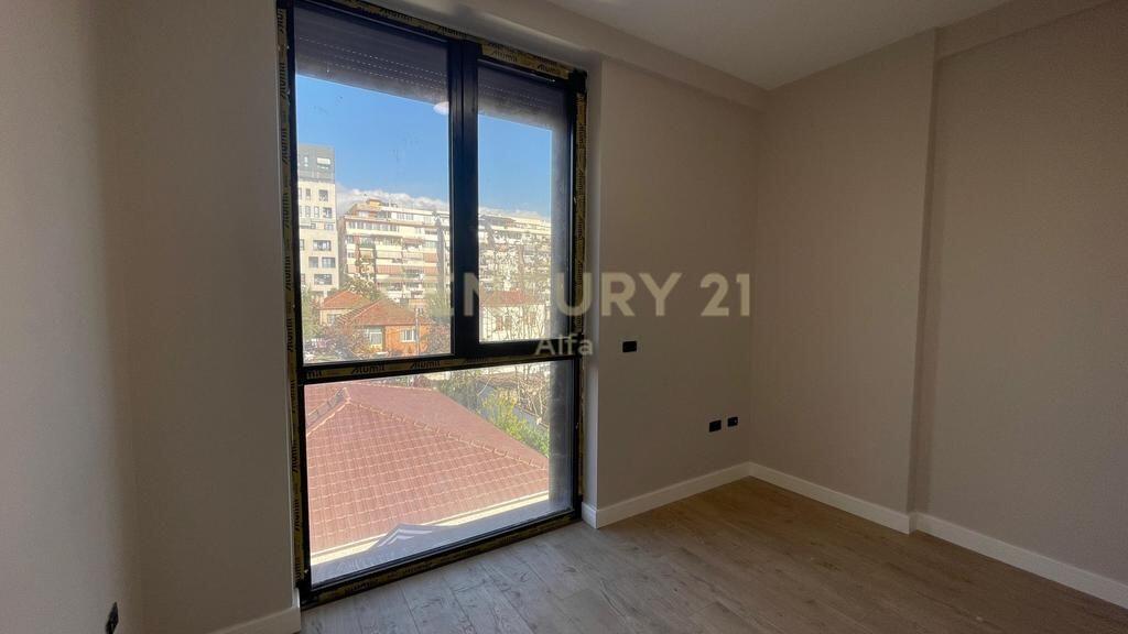 Jepet me qira apartament 2+1+2 ballkone tek Shkolla e Kuqe