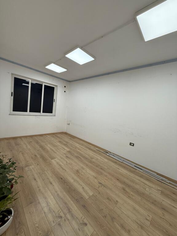 AMBIENT PËR ZYRA ME QERA, SHALLVARET, 240m2, 1500€/muaj