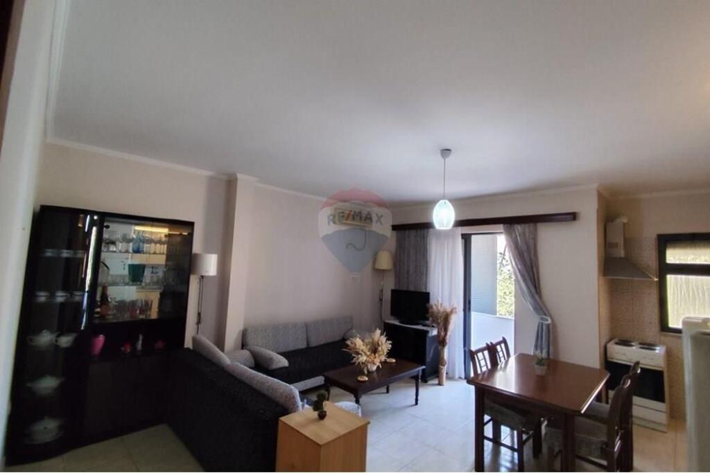 Shitet Apartament 2+1+2 ne fillim te Rr Ali Demi
