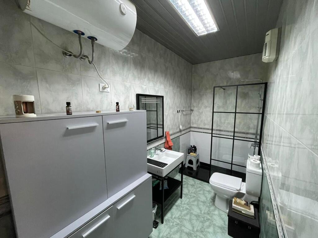 Jepet me QIRA apartament 2+1+ verandë në Ish Bllok afër Sky Tower