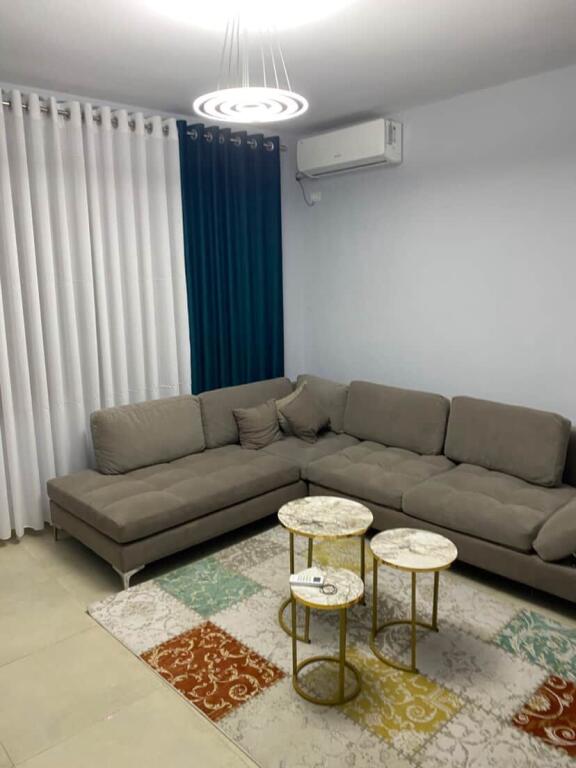 🏡 Jepet me qira apartament 1+1 me parkim (pjesë vile) 📍 Adresa: Medreseja, Rruga e Dibrës 💰 Çmimi: 50.000 lekë / muaj