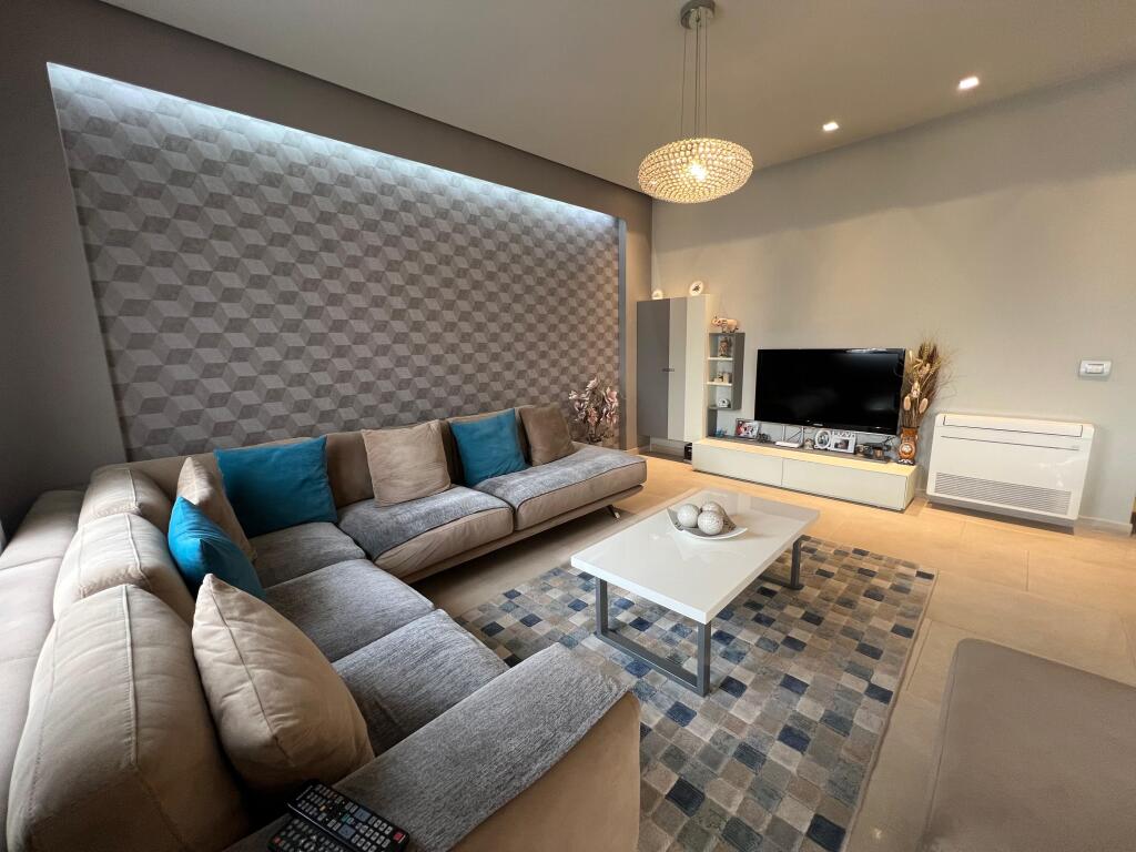 📣 QERA SUPER Apartament 2+1 Me 2 Tualete Dhe 2 Ballkone 📍 Zogu i Zi , Prane Ring Center ✨   🏢 Ndertim i Ri  🪜 Kati 5 (Me Ashensor)  📐 Siperfaqe Totale 147 m2  🛋️ Mobiluar Me Kushte Bashkekohore  ❌ Kusht Kontrate Noteriale   💶 Cmimi 1.200 Euro Bruto