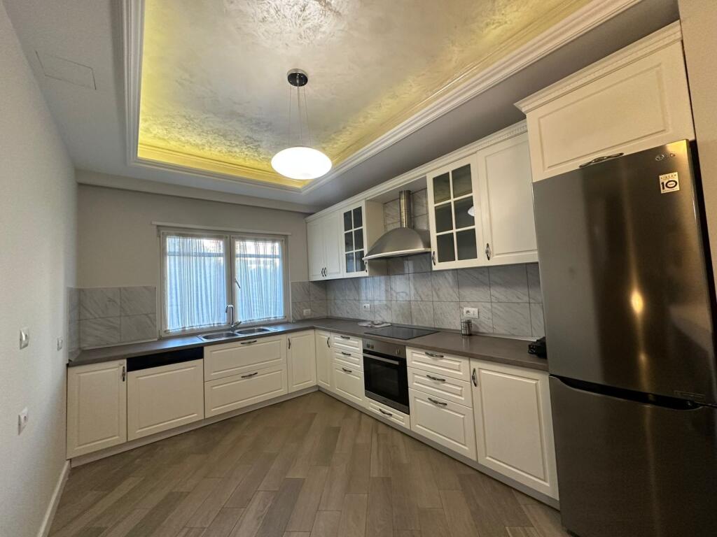 Vilë 3 katëshe me QIRA në Rezidencë private pranë TEG në Tiranë