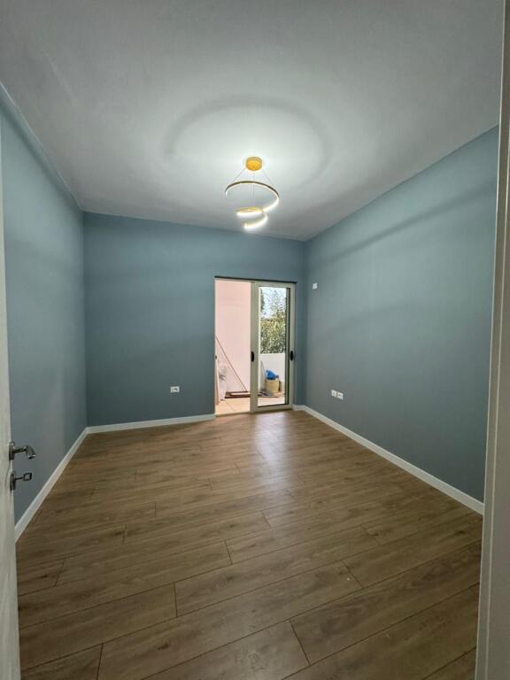 Shitet Apartament 2+1, Fresk