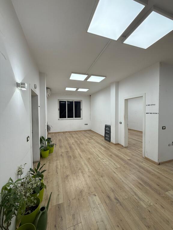 AMBIENT PËR ZYRA ME QERA, SHALLVARET, 240m2, 1500€/muaj