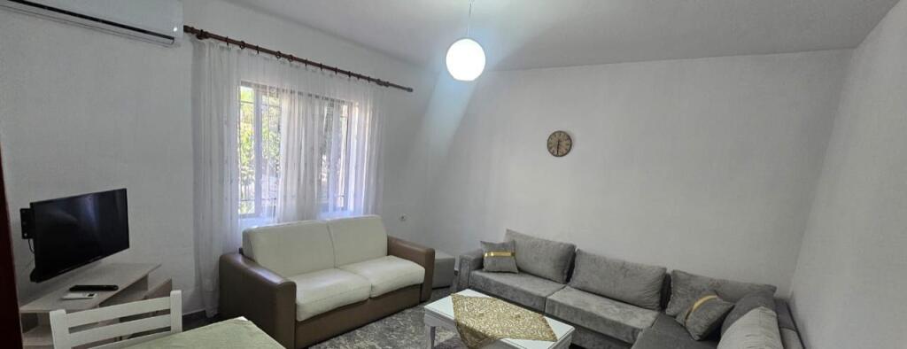 Jepet me qera Shtepia 1+1 , ish Parku i autobuzave rruga Babe Rexha 400 Mije Leke