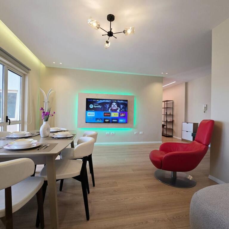 Jepet me QIRA apartament 2+1+ verandë në Ish Bllok afër Sky Tower