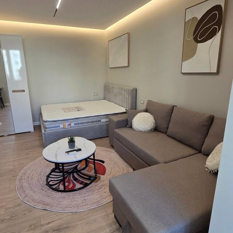 Shiten..!! Apartament 1+1+Garsoniere..!! 📍 Rruga e Barrikadave