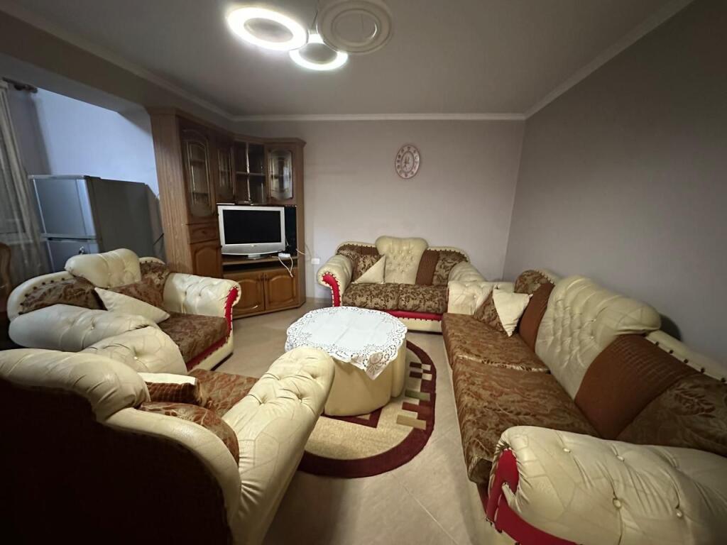 🏢Tek Xhamia Tabakeve jepet me qera apartament 1+1,i mobiluar.  50,000Leke