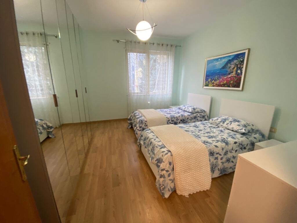 2+1,i mobiluar,me post parkimi,te kopshti zologjik,800 euro