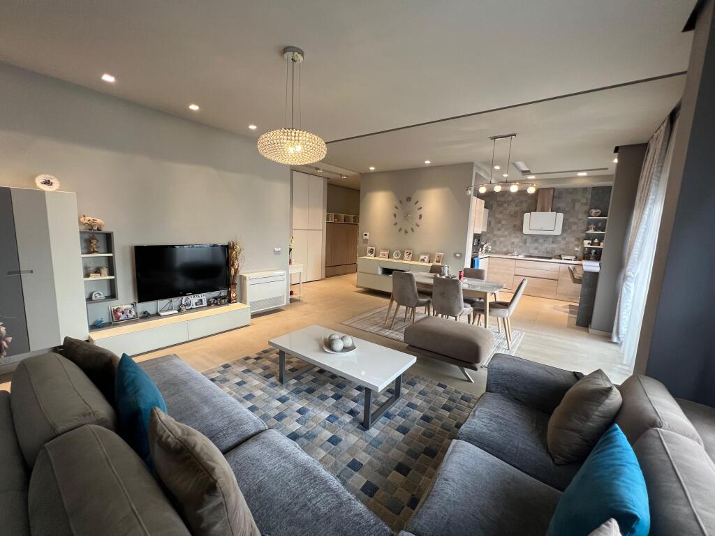 📣 QERA SUPER Apartament 2+1 Me 2 Tualete Dhe 2 Ballkone 📍 Zogu i Zi , Prane Ring Center ✨ 💶 Cmimi 1.200 Euro Bruto