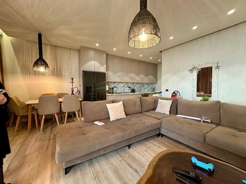 Shitet apartament 2+1 +2 poste parkimi Green Coast 1