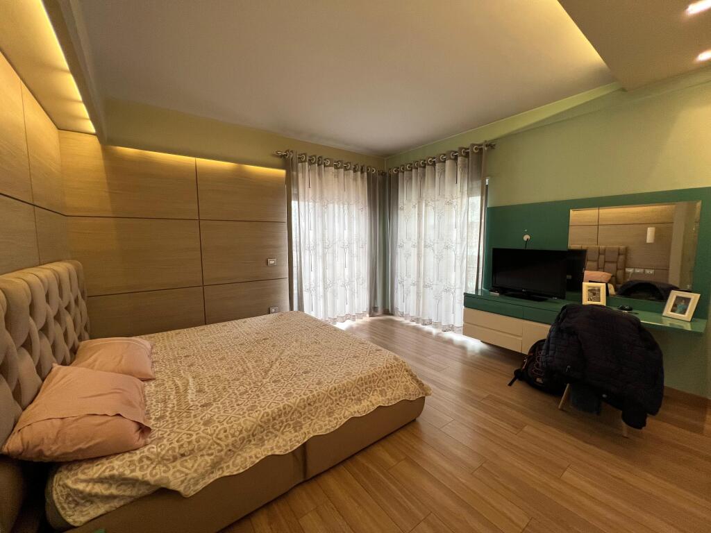 📣 QERA SUPER Apartament 2+1 Me 2 Tualete Dhe 2 Ballkone 📍 Zogu i Zi , Prane Ring Center ✨   🏢 Ndertim i Ri  🪜 Kati 5 (Me Ashensor)  📐 Siperfaqe Totale 147 m2  🛋️ Mobiluar Me Kushte Bashkekohore  ❌ Kusht Kontrate Noteriale   💶 Cmimi 1.200 Euro Bruto