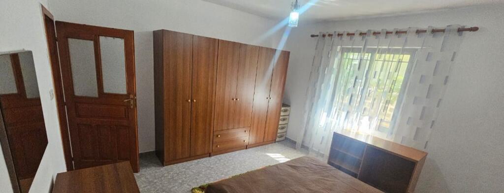 Jepet me qera Shtepia 1+1 , ish Parku i autobuzave rruga Babe Rexha 400 mije 
