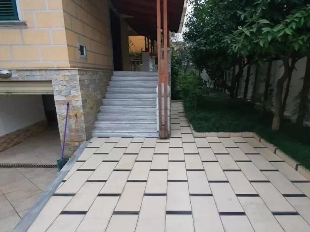 INVESTIM,Jepet me qera vile 3-kateshe ne ish-stacionin e fundit te Tiranes se re !!