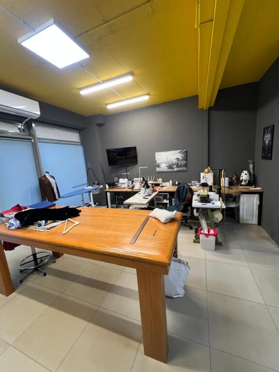 Shitet ambient biznesi-porti Durres