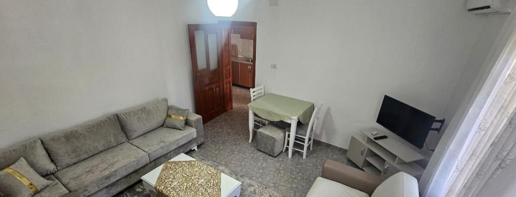 Jepet me qera Shtepia 1+1 , ish Parku i autobuzave rruga Babe Rexha 400 mije 
