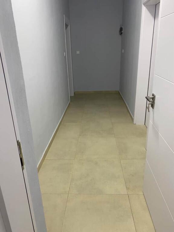 🏡 Jepet me qira apartament 1+1 me parkim (pjesë vile) 📍 Adresa: Medreseja, Rruga e Dibrës 💰 Çmimi: 50.000 lekë / muaj
