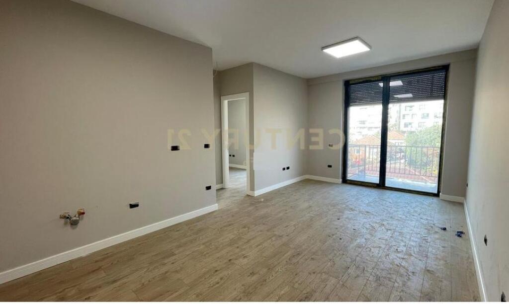 Jepet me qira apartament 2+1+2 ballkone tek Shkolla e Kuqe