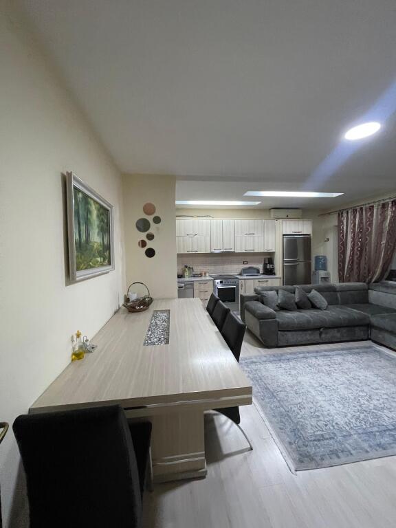 Shitet apartament 2+1 me hipoteke mbrapa pallatit me shigjeta