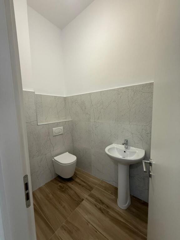 Ambiente commerciale in affitto – Nel centro di Tirana