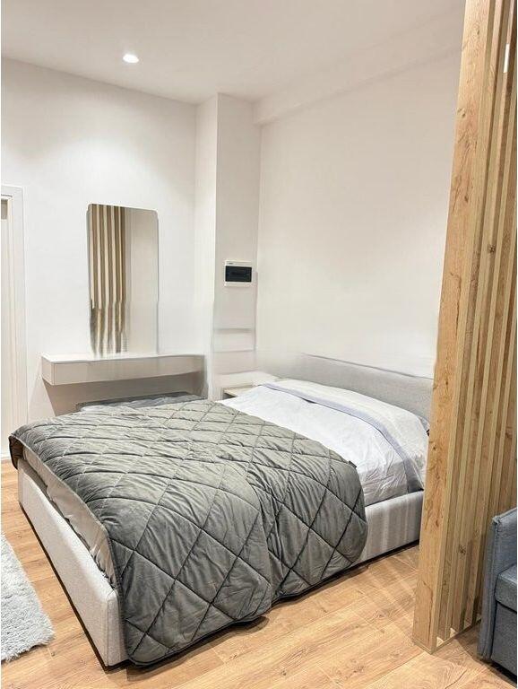 Jepet me qira garsoniere super e investuar në Fresk 370 € /Muaj