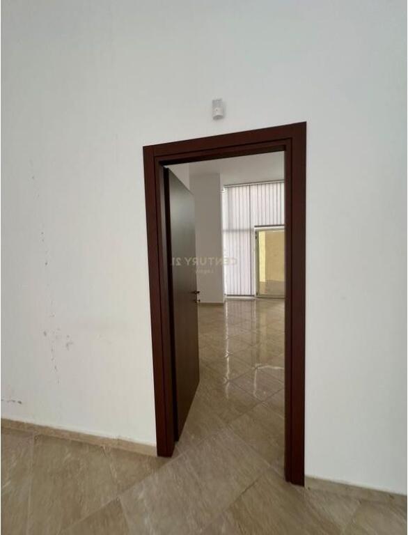 Locale commerciale (negozio) in affitto nella zona di Fresku 400 € /Mese