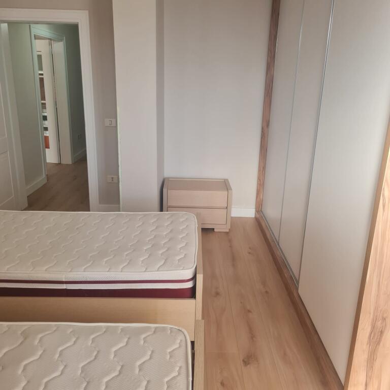Jepet me qera Apartamenti 2+1+2 tek Kullat Kajtazi Rruga Muhamet Gjollesha 700 mije leke