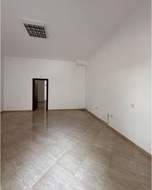 Locale commerciale (negozio) in affitto nella zona di Fresku 400 € /Mese