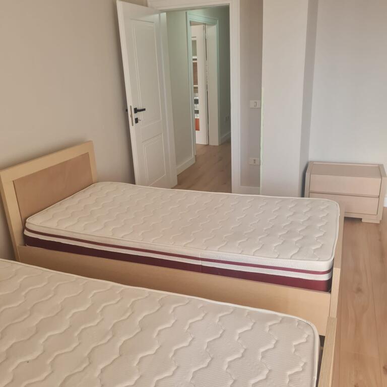 Jepet me qera Apartamenti 2+1+2 tek Kullat Kajtazi Rruga Muhamet Gjollesha 700 mije leke