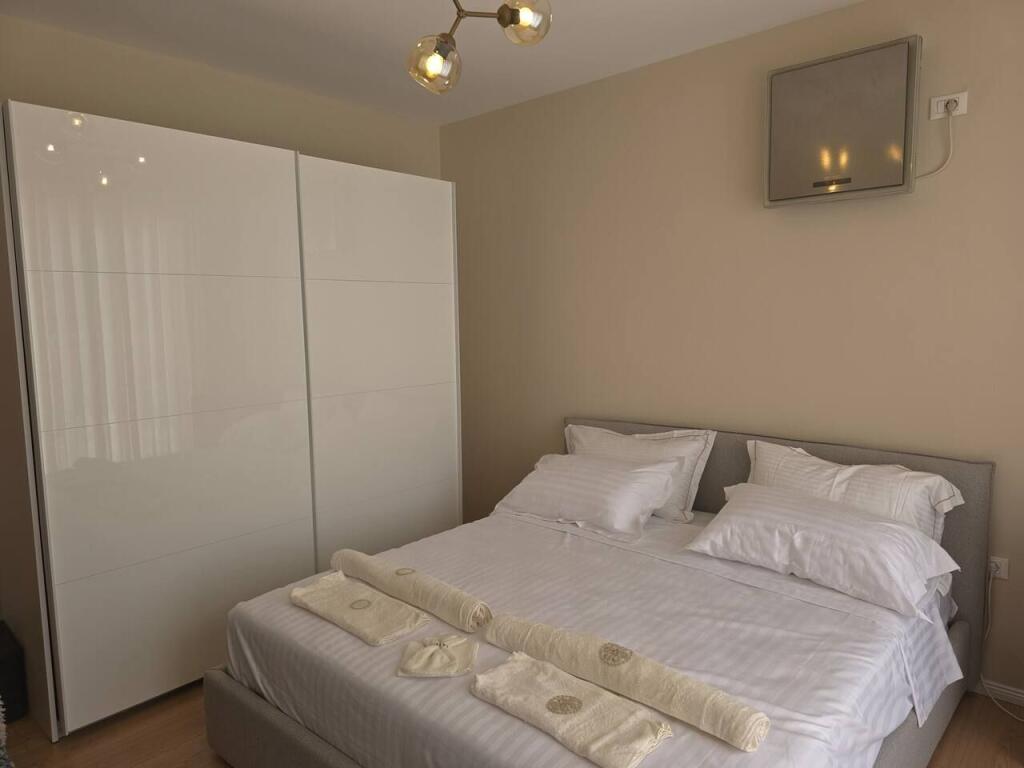 Jepet me QIRA apartament 2+1+ verandë në Ish Bllok afër Sky Tower