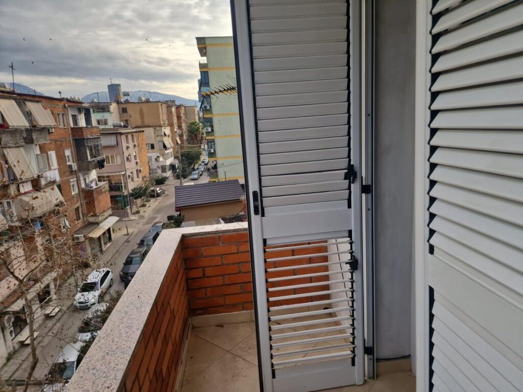 Apartament 2+1 me qera perballe Ringut tek Zogu i Zi