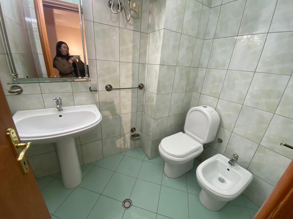 2+1,i mobiluar,me post parkimi,te kopshti zologjik,800 euro