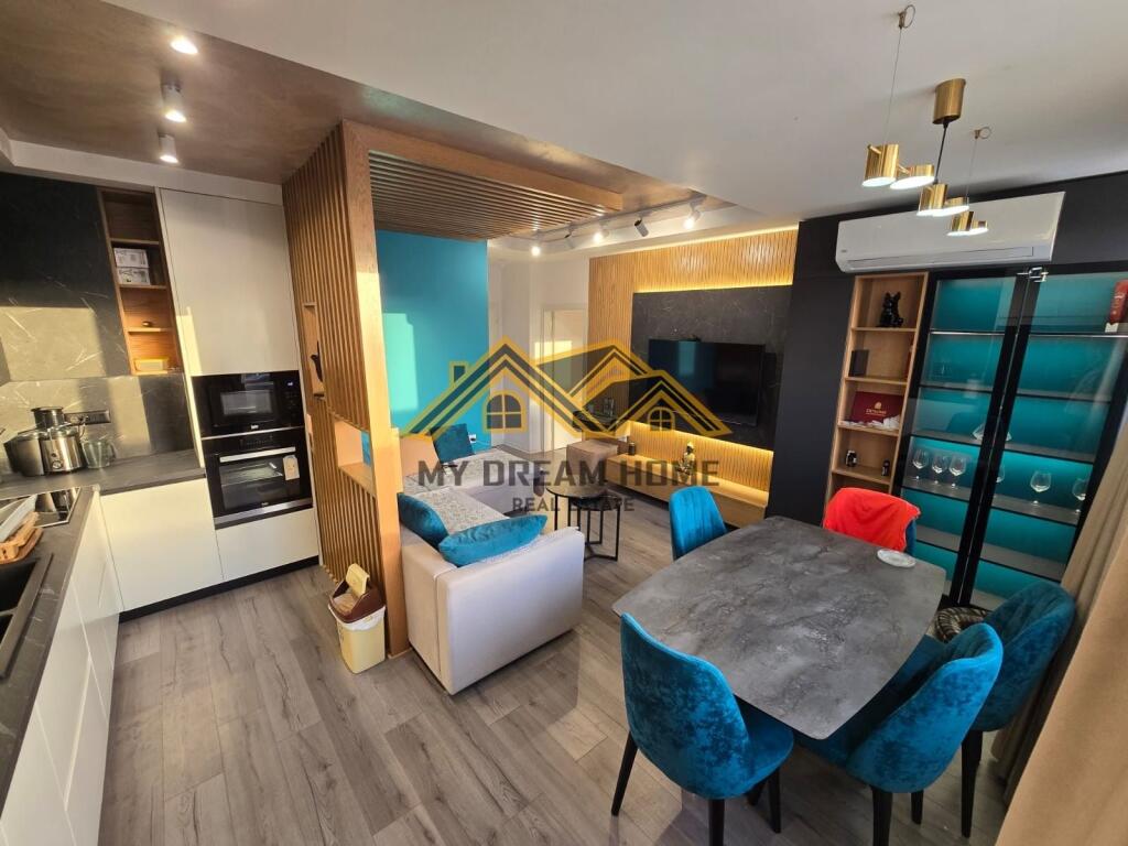 SHITET PAPAFINGO NE PLAZH-RROTA E KUQE!