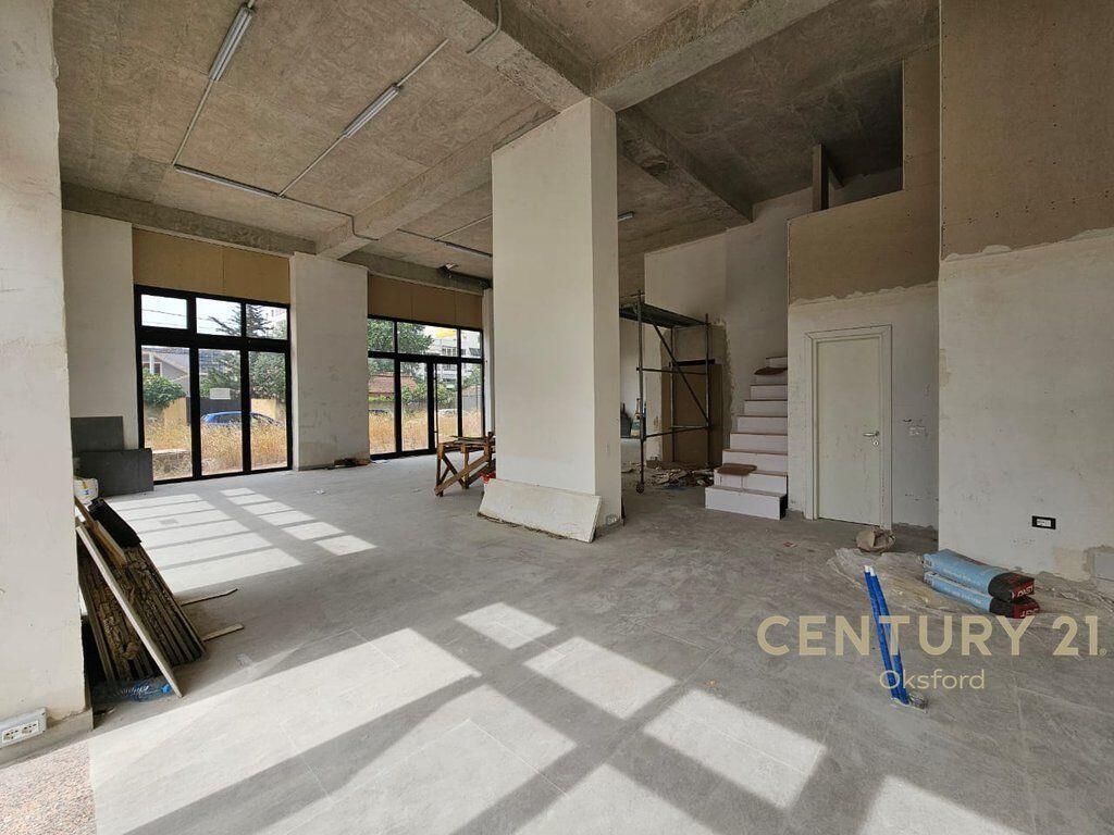 JEPET ME QIRA NJËSI KOMERCIALE ME FASAD NE RRUGE (CORNER), PRANE ISH FUSHA AVIACIONIT 1,300 € /Muaj