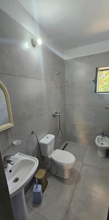 Jepet me qera Shtepia 1+1 , ish Parku i autobuzave rruga Babe Rexha 400 mije 
