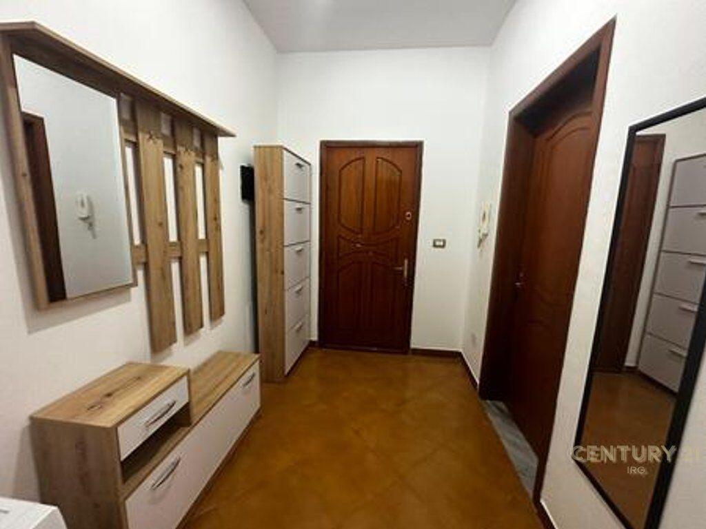 Jepet me qera 1+ 1 600 euro ne Komun te Parisit