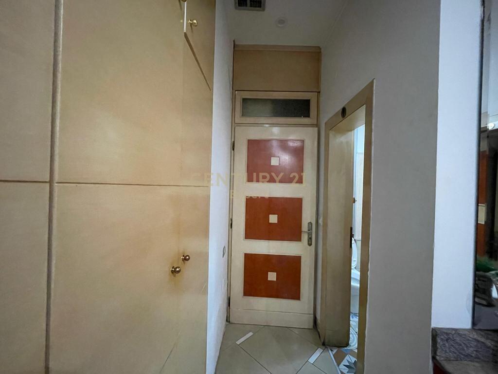 AMBIENT KOMERCIAL PER QIRA NE RRUGEN E KAVAJES ! 2,500 € /Muaj