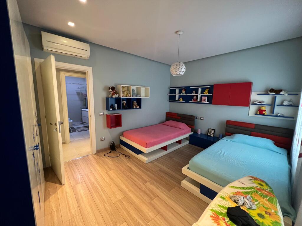 📣 QERA SUPER Apartament 2+1 Me 2 Tualete Dhe 2 Ballkone 📍 Zogu i Zi , Prane Ring Center ✨   🏢 Ndertim i Ri  🪜 Kati 5 (Me Ashensor)  📐 Siperfaqe Totale 147 m2  🛋️ Mobiluar Me Kushte Bashkekohore  ❌ Kusht Kontrate Noteriale   💶 Cmimi 1.200 Euro Bruto