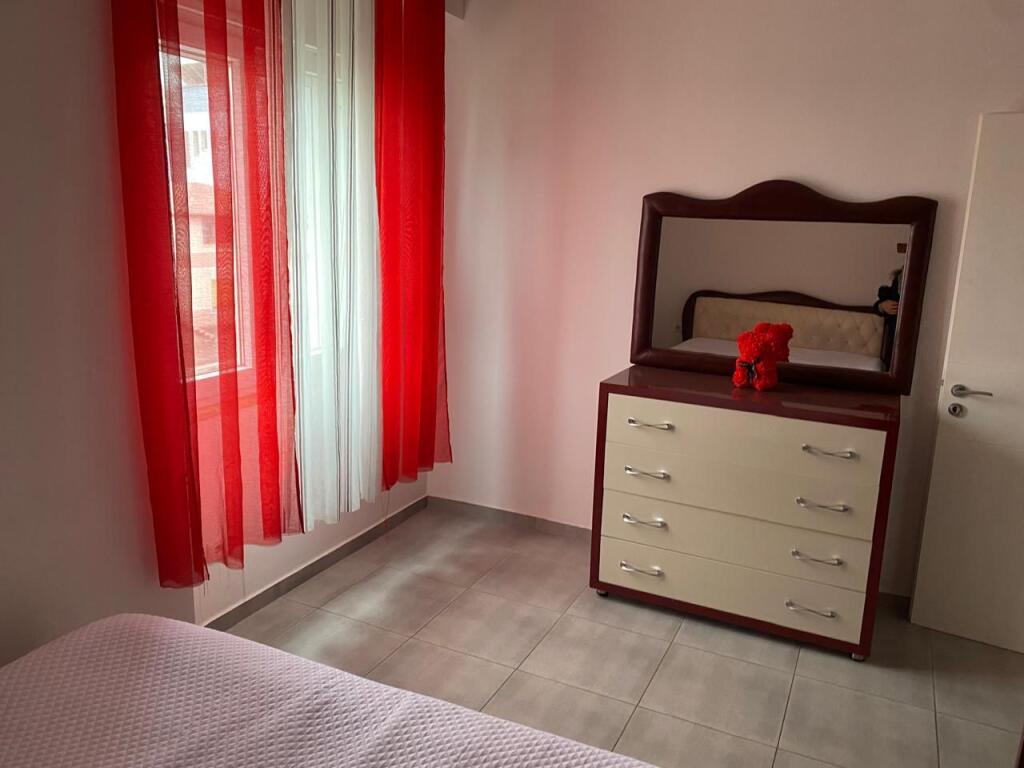 Jepet me qera 2+2 mobiluar komuna Parisit 599 eu ashensor