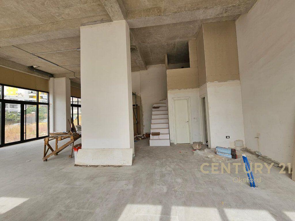 JEPET ME QIRA NJËSI KOMERCIALE ME FASAD NE RRUGE (CORNER), PRANE ISH FUSHA AVIACIONIT 1,300 € /Muaj