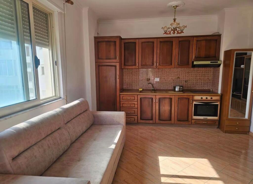 Shitet apartament 1+1golem